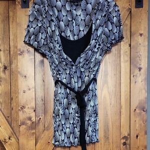 Connected Apparel Black and White Leaf Pattern Sweater Pit To Pit 21 ,length 28